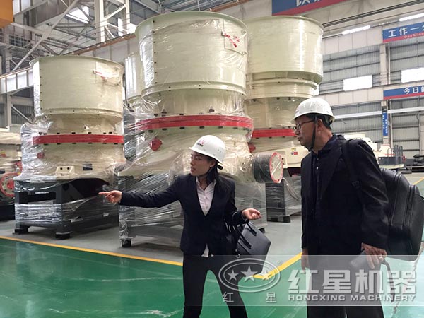 客戶訪問紅星中碎圓錐碎石機(jī)廠家車間
